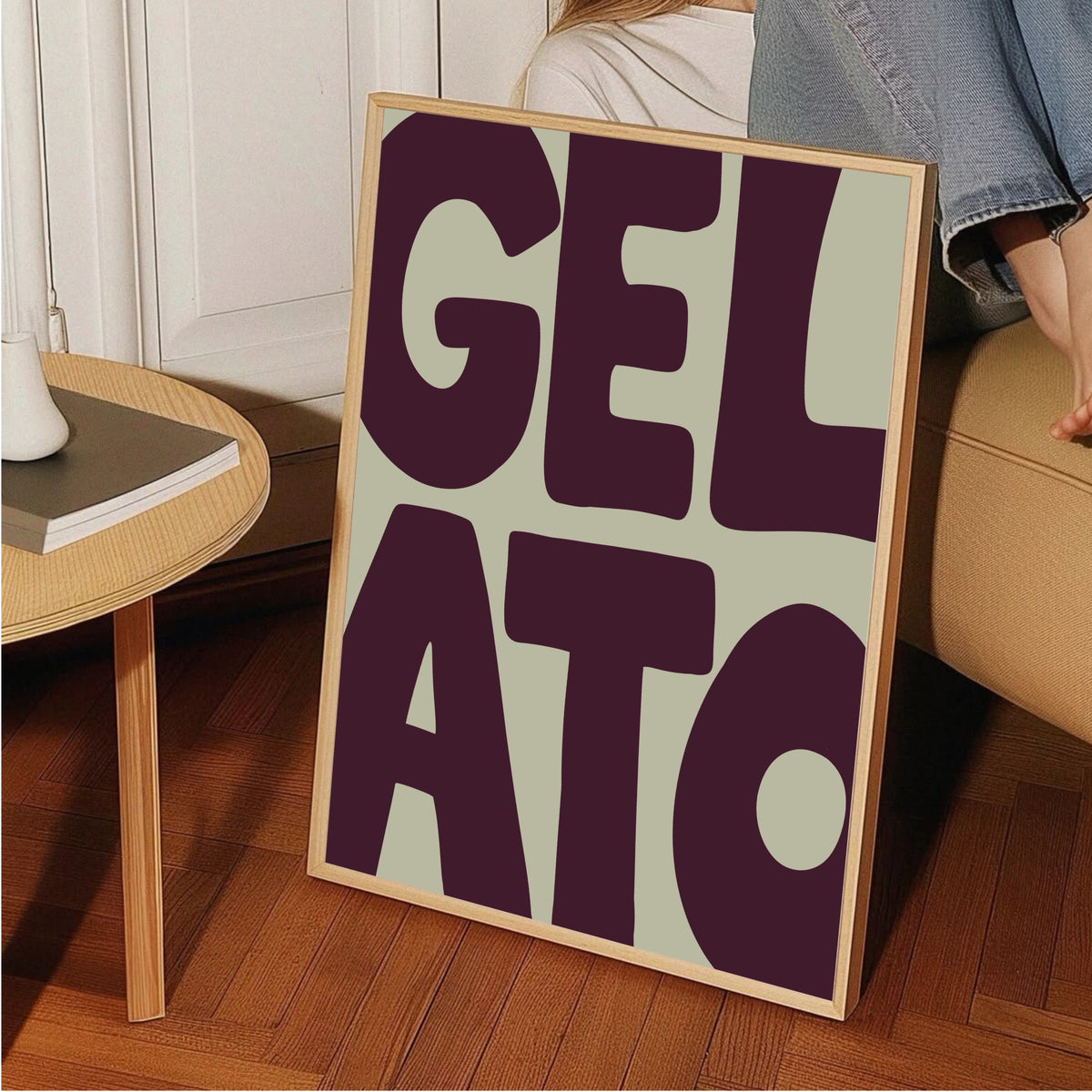 Gelato texttavla i aubergine, grafisk poster av Tove Malm
