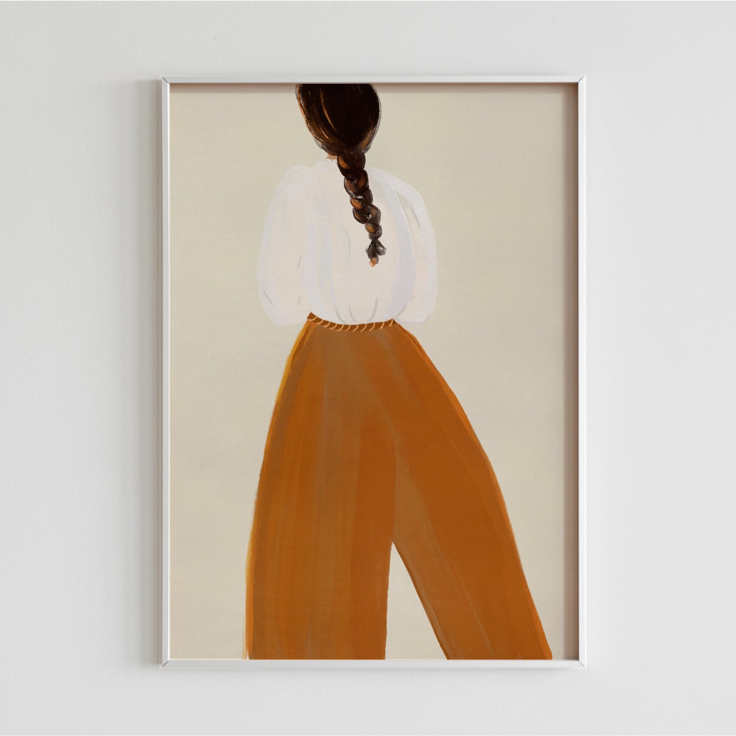 Detaljerad produktbild som visar motivet av en kvinna med fläta och bruna vida byxor, framhäver den handmålade känslan i gouache-tekniken och den mjuka, beige bakgrunden.