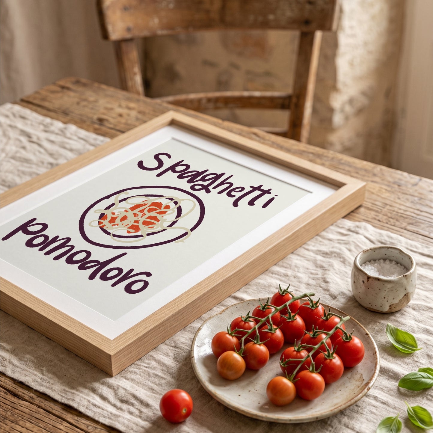 Pastaposter Spaghetti Pomodoro på rustikt bord med tomater, vinklad vy