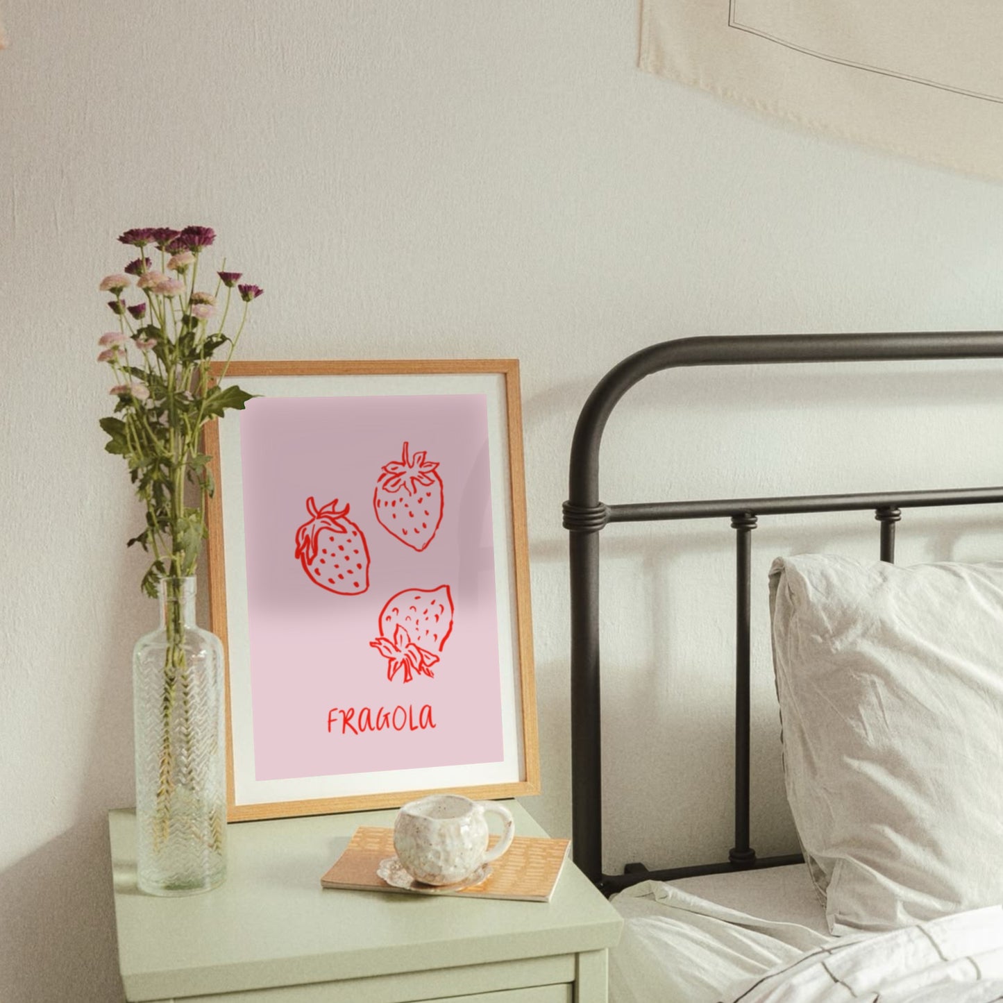 Jordgubbsposter Fragola i sovrum med torkade blommor och ljus inredning.
