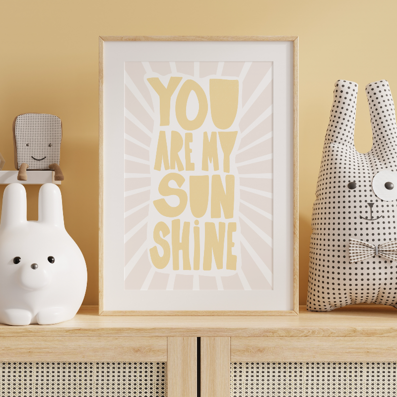 You Are My Sunshine poster hängande på väggen i ett ljust och lekfullt barnrum.