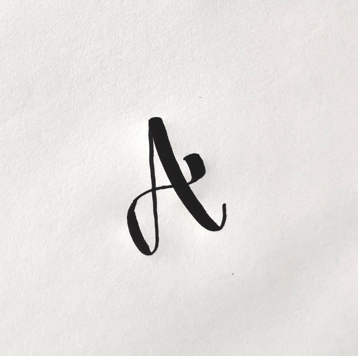 Allt handlar om tekniken med penselpennan!
I vår workshop lär du dig exakt hur du hanterar detta verktyg för att skapa den vackra, moderna kalligrafin. Inga gamla dopppennor här – bara brush lettering!