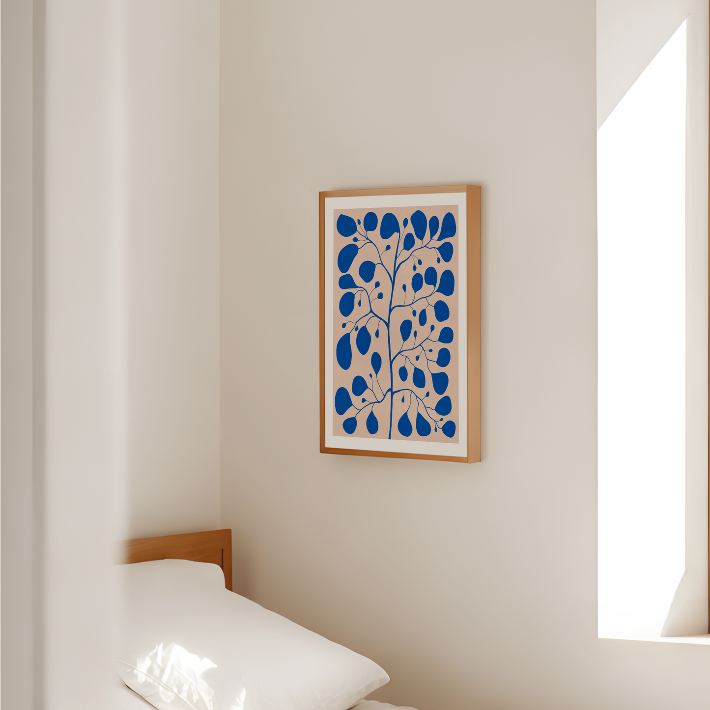 Botanisk växtposter med blå Pilea Peperomioides och vit kant, placerad i ett ljust rum vid fönster.