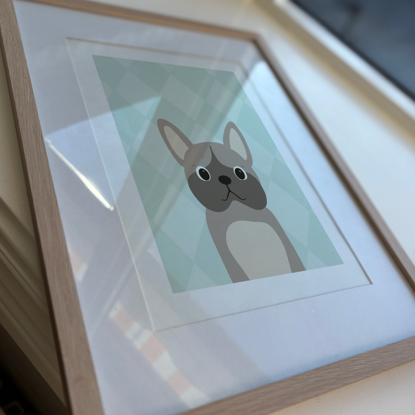 Söt pitbull-poster liggande på bord med rutig sage green bakgrund, perfekt för barnrum och hundälskare.