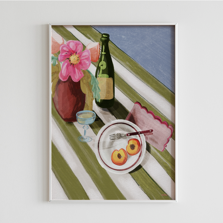 Handritad Still Life illustration av Tove Malm i vit ram. Motiv med handritade detaljer av persikor på ett fat, champagneflaska och en rosa dahlia på randig bakgrund.