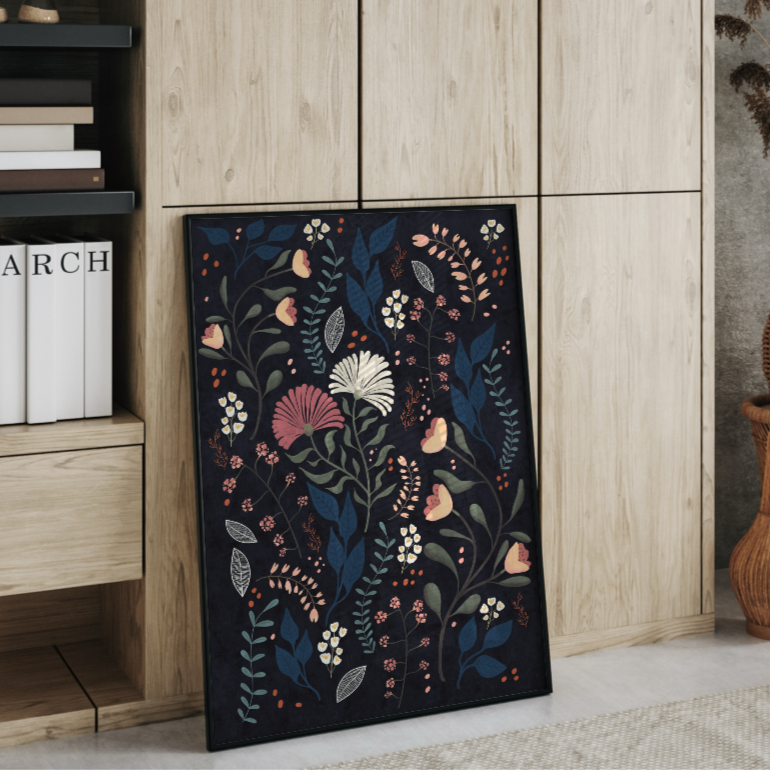 blommor i flera olika färger på en mörk bakgrund i ram