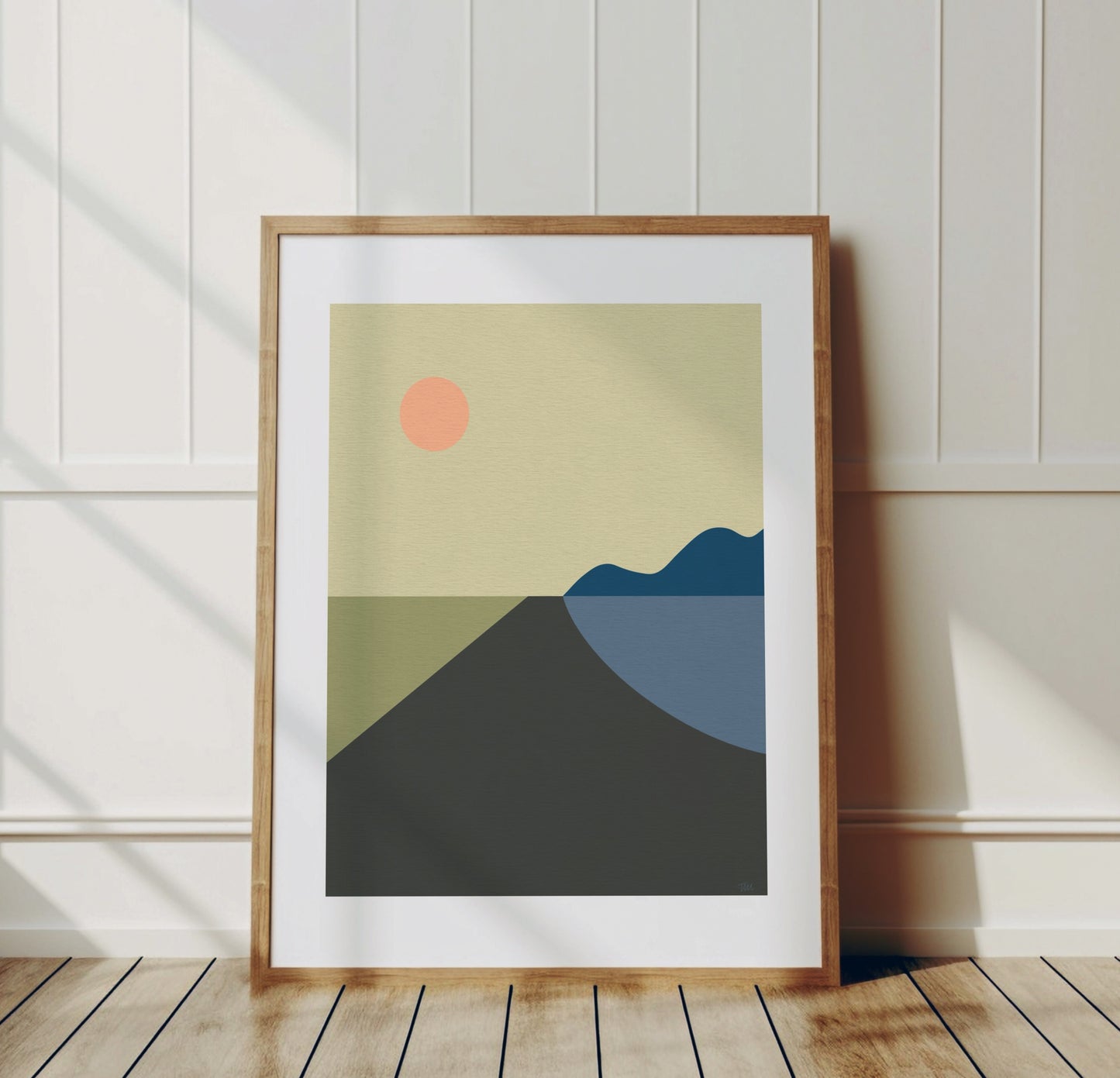 Tove Malms unika design – Sunset Blue Mountain Field. En poster som harmoniserar gröna, blå och orange toner för ett stilfullt och modernt hem.