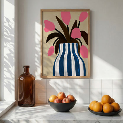 Botaniskt Still Life poster med rosa tulpaner i en blå och vit vas på en beige bakgrund. Affischen är inramad i en träram och hänger i ett moderns skandinaviskt kök med marmorbänk och vitt kakel. På bänken står det ett fat med apelsiner och ett med äpplen. Ett härligt ljusinsläpp kommer från vänster. 