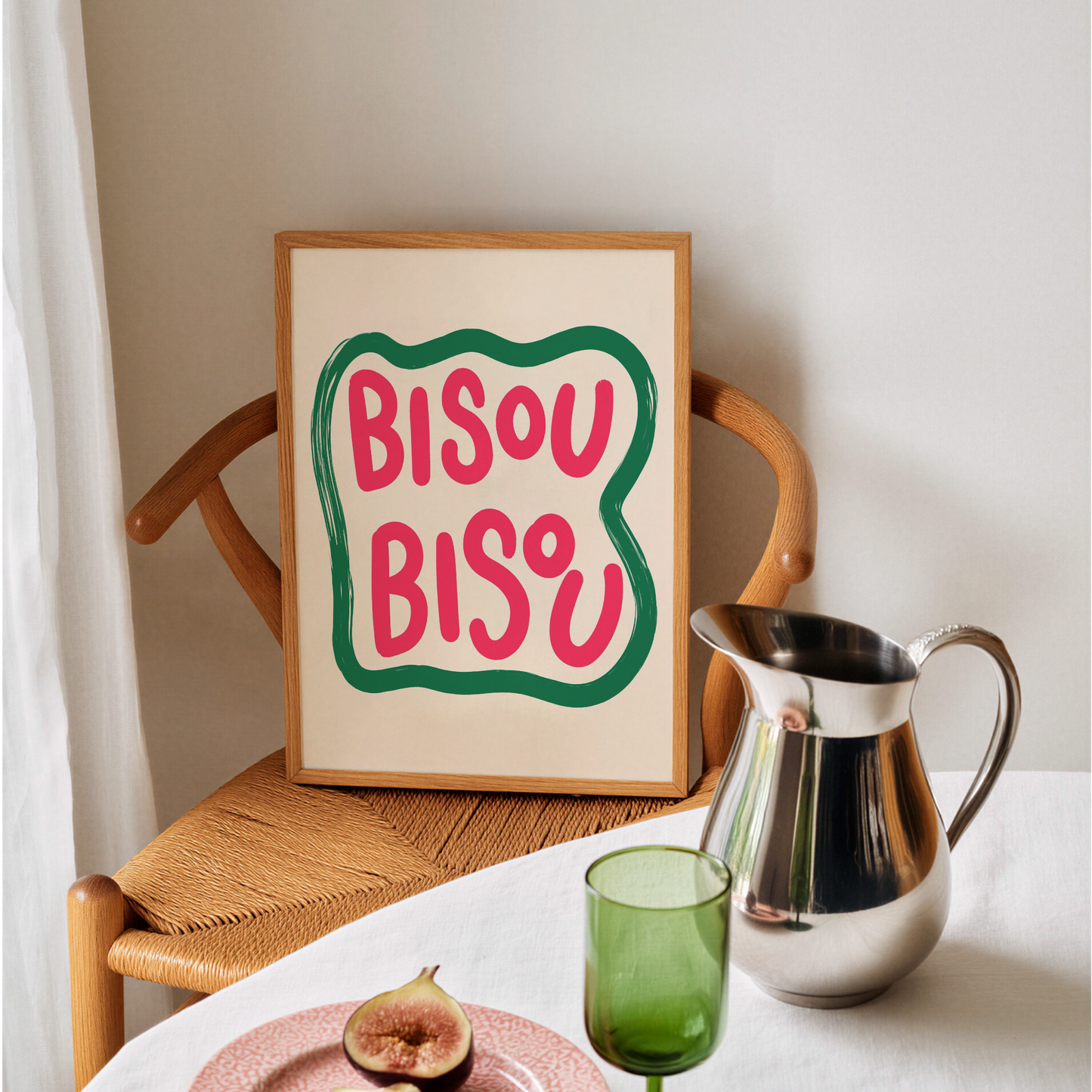 Bisou Bisou poster inramad bredvid böcker i hemmiljö
