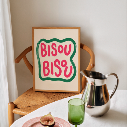 Bisou Bisou poster inramad bredvid böcker i hemmiljö