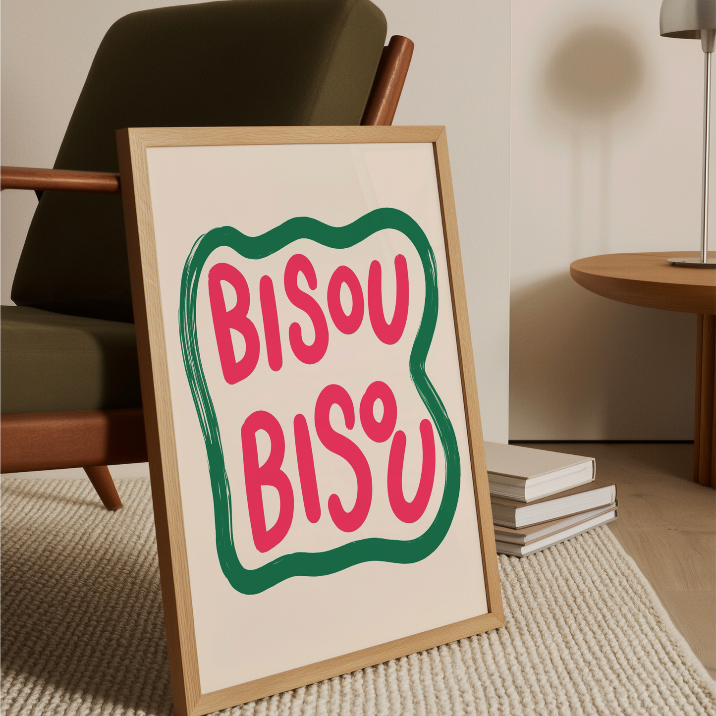 Bisou Bisou poster i vardagsrum med vit soffa och kuddar