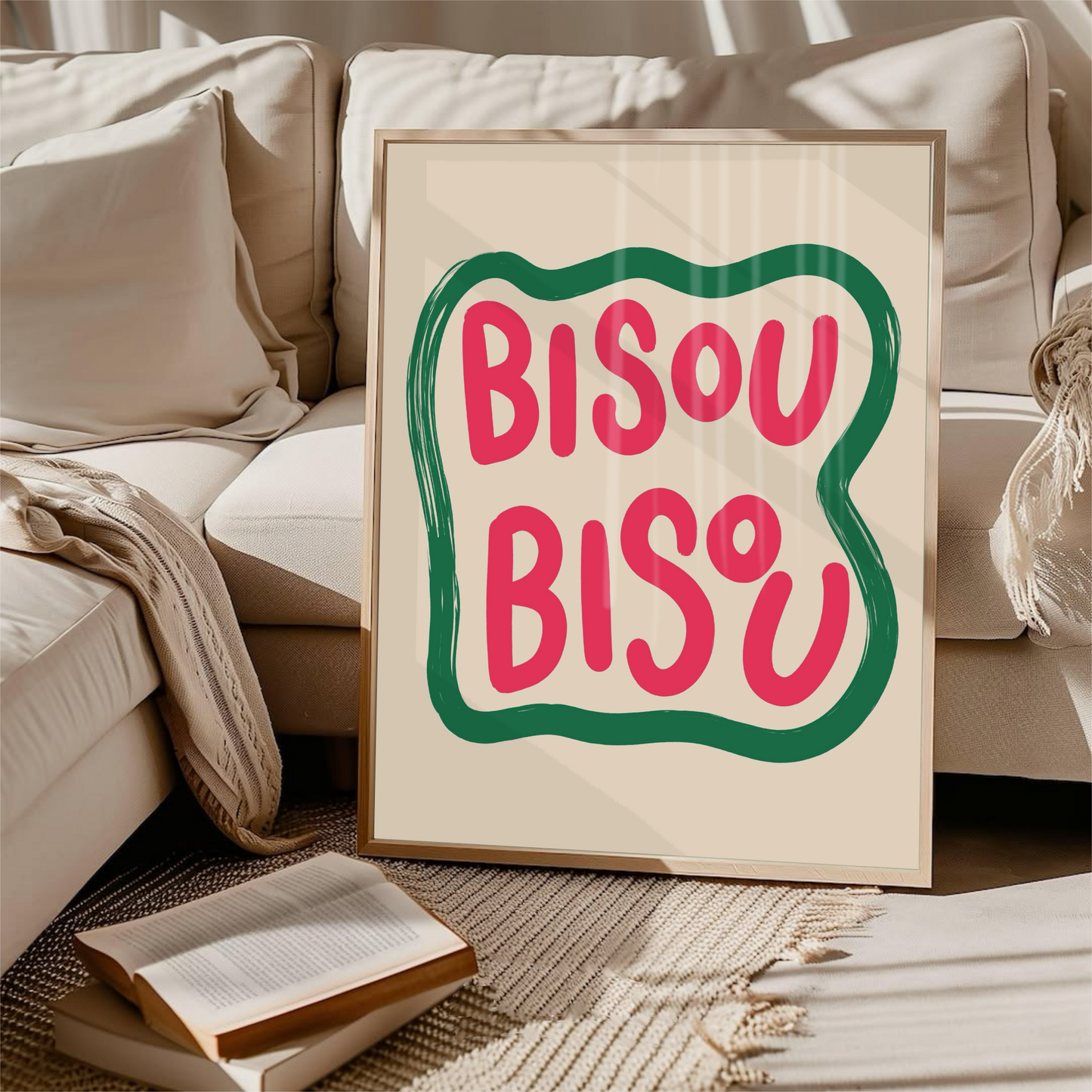 Bisou Bisou poster med rosa och grön typografi mot ljus bakgrund
