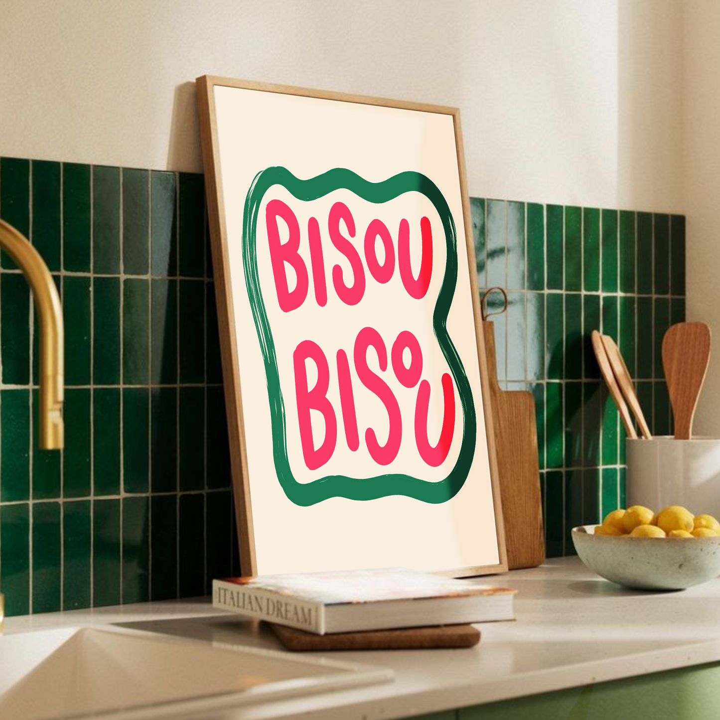 Bisou Bisou poster på köksbänk med grönt kakel och dukat bord