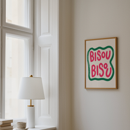 Bisou Bisou poster som väggkonst bredvid grön fåtölj