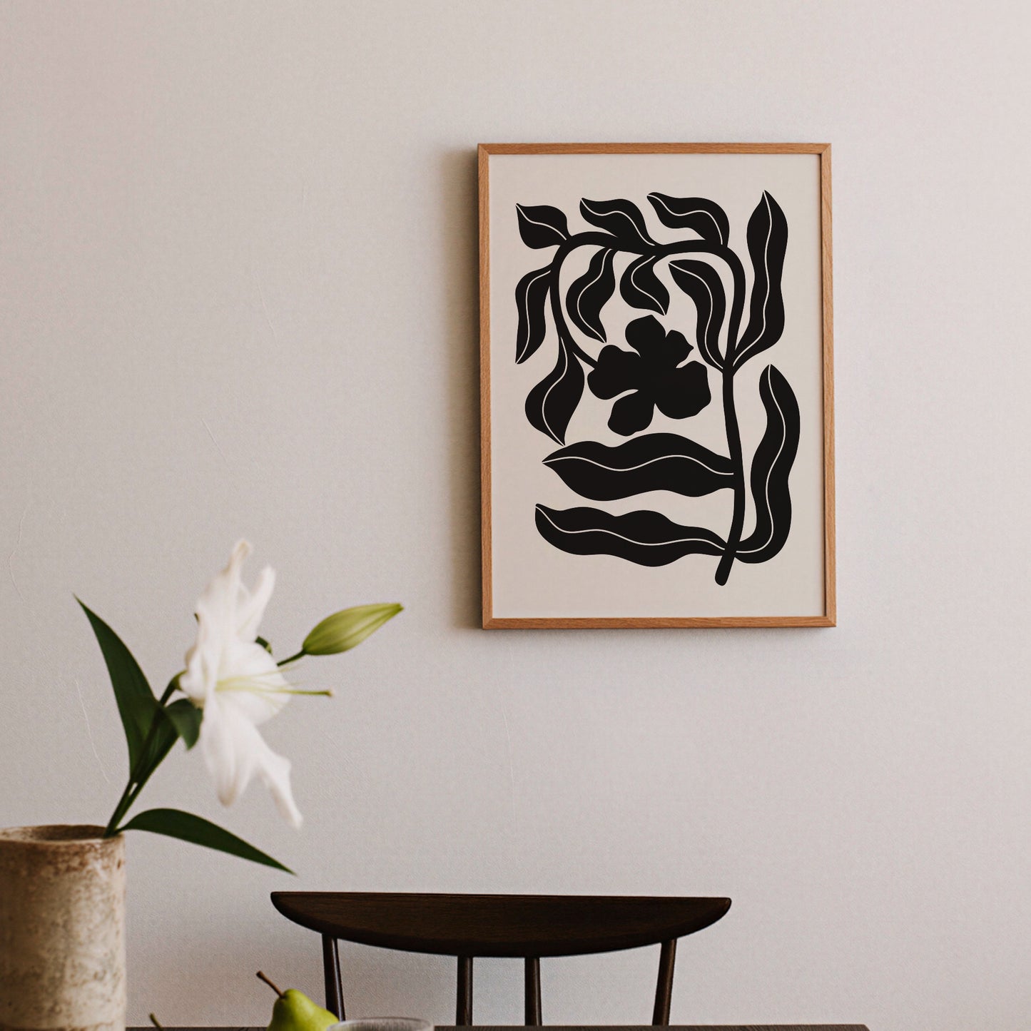 Lilja-poster på hallbord med blommor och frukt