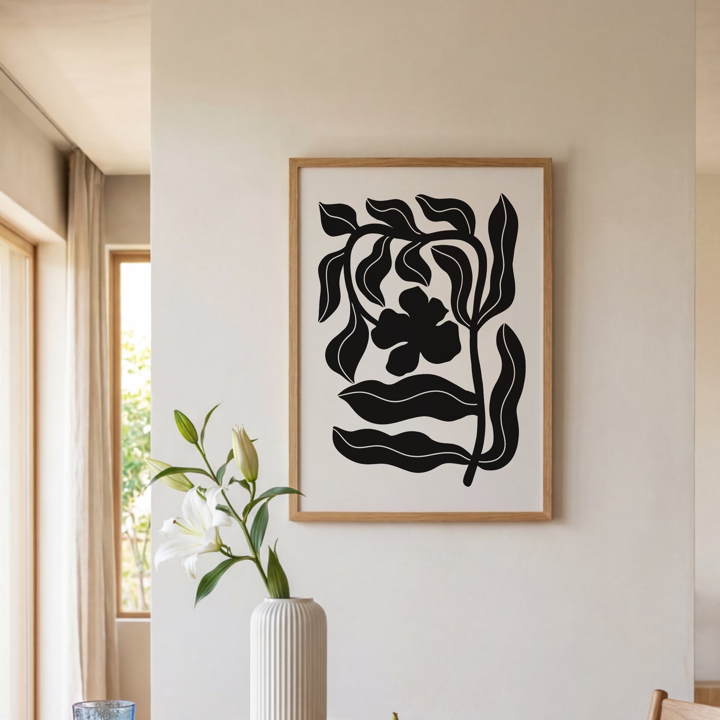 Lilja-poster i hall med vas och blommor vid fönster