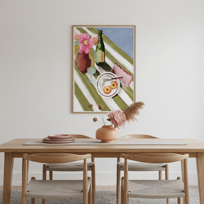 Skandinavisk matsal med en still art tavla 