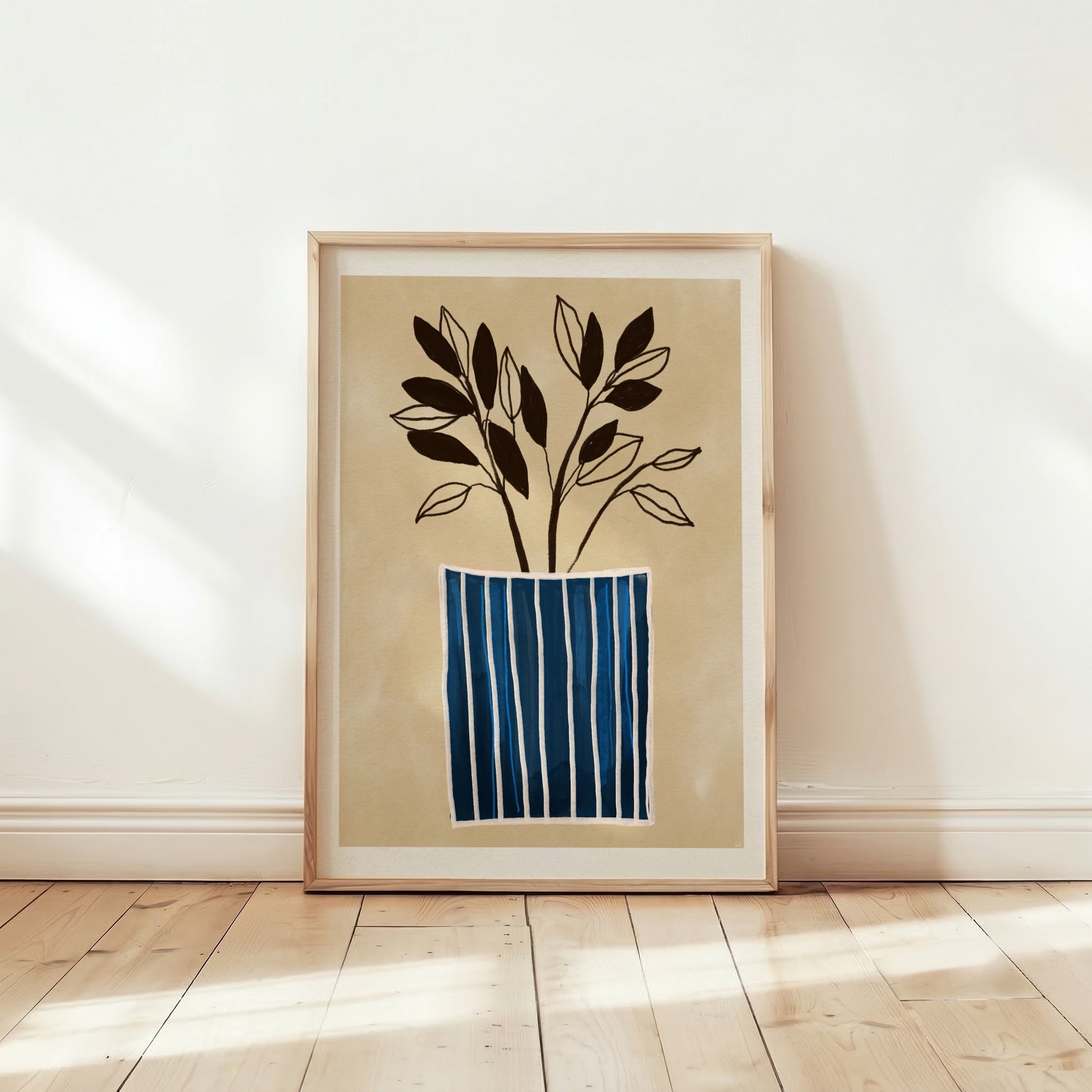 Skandinavisk väggkonst i beige – Inramad botanisk poster med blårandig vas lutad mot en vit vägg på ett ljust trägolv. En modern och avslappnad inredningsdetalj som skapar en harmonisk känsla i rummet.