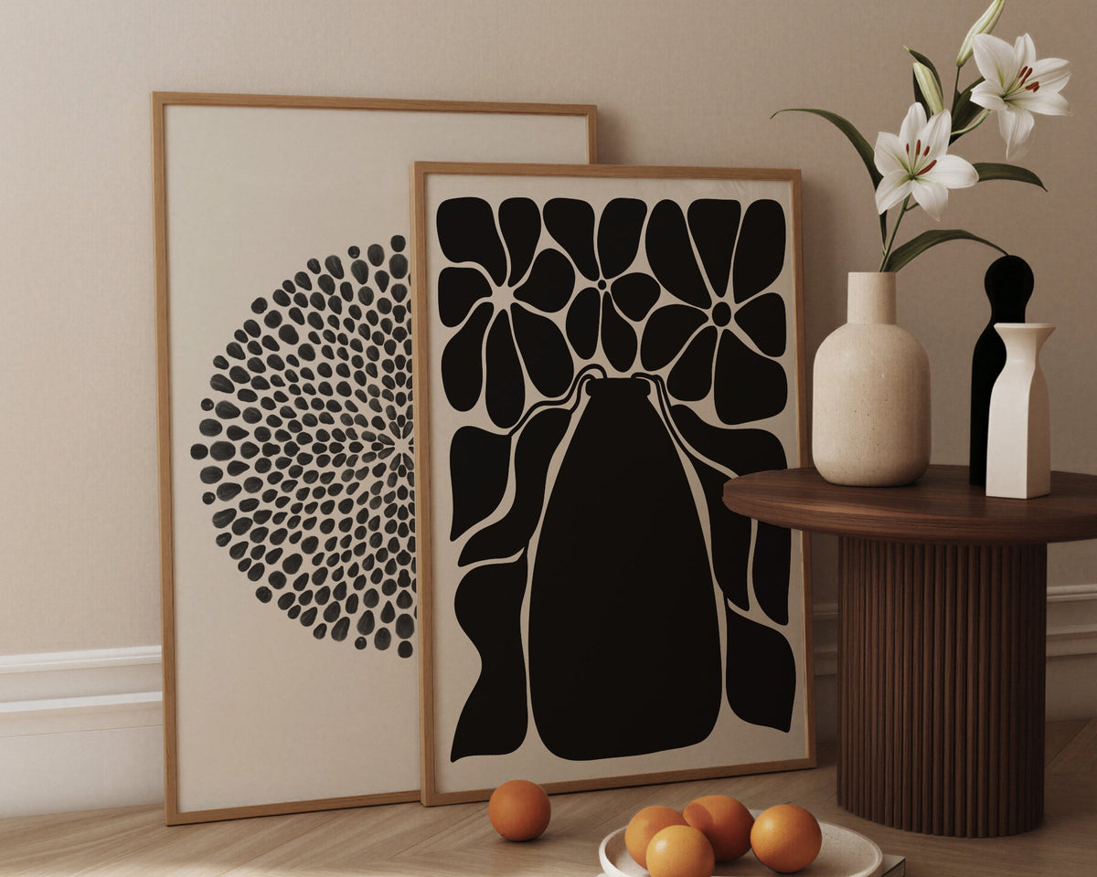 Blommande vas i svart, grafisk botanisk poster