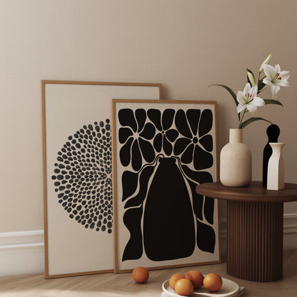 Blommande vas i svart, grafisk botanisk poster