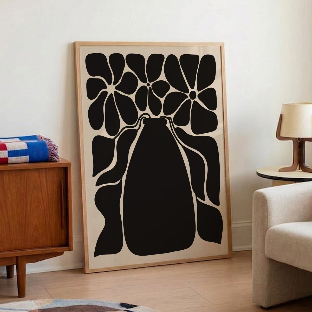 Blommande vas i svart, grafisk botanisk poster