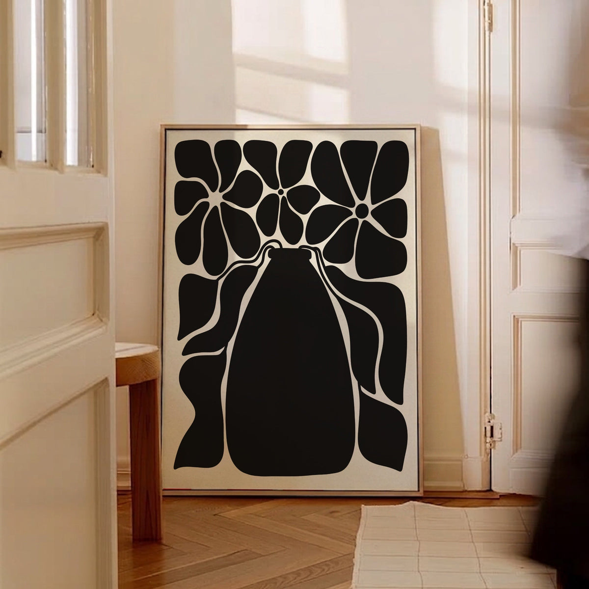 Blommande vas i svart, grafisk botanisk poster