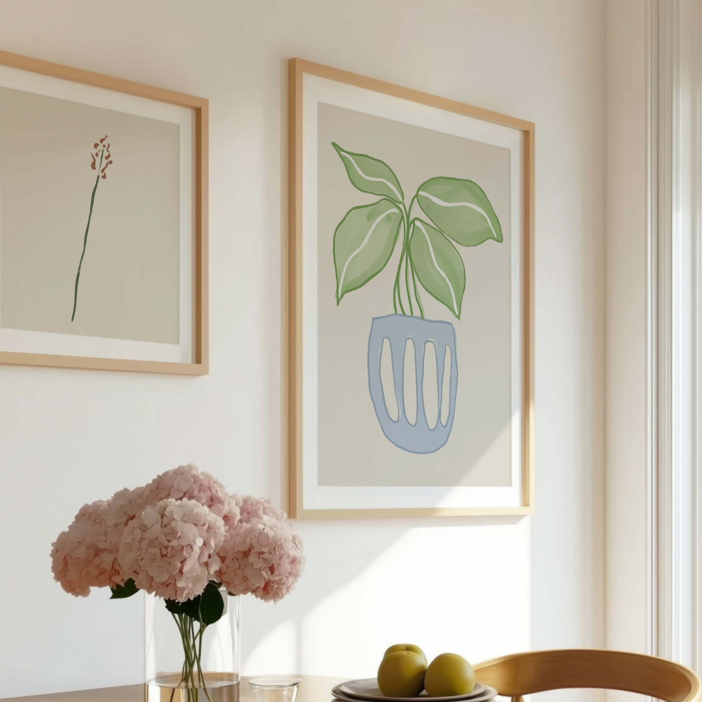 Botanisk Planta-poster på konsolbord i en samlad tavelvägg