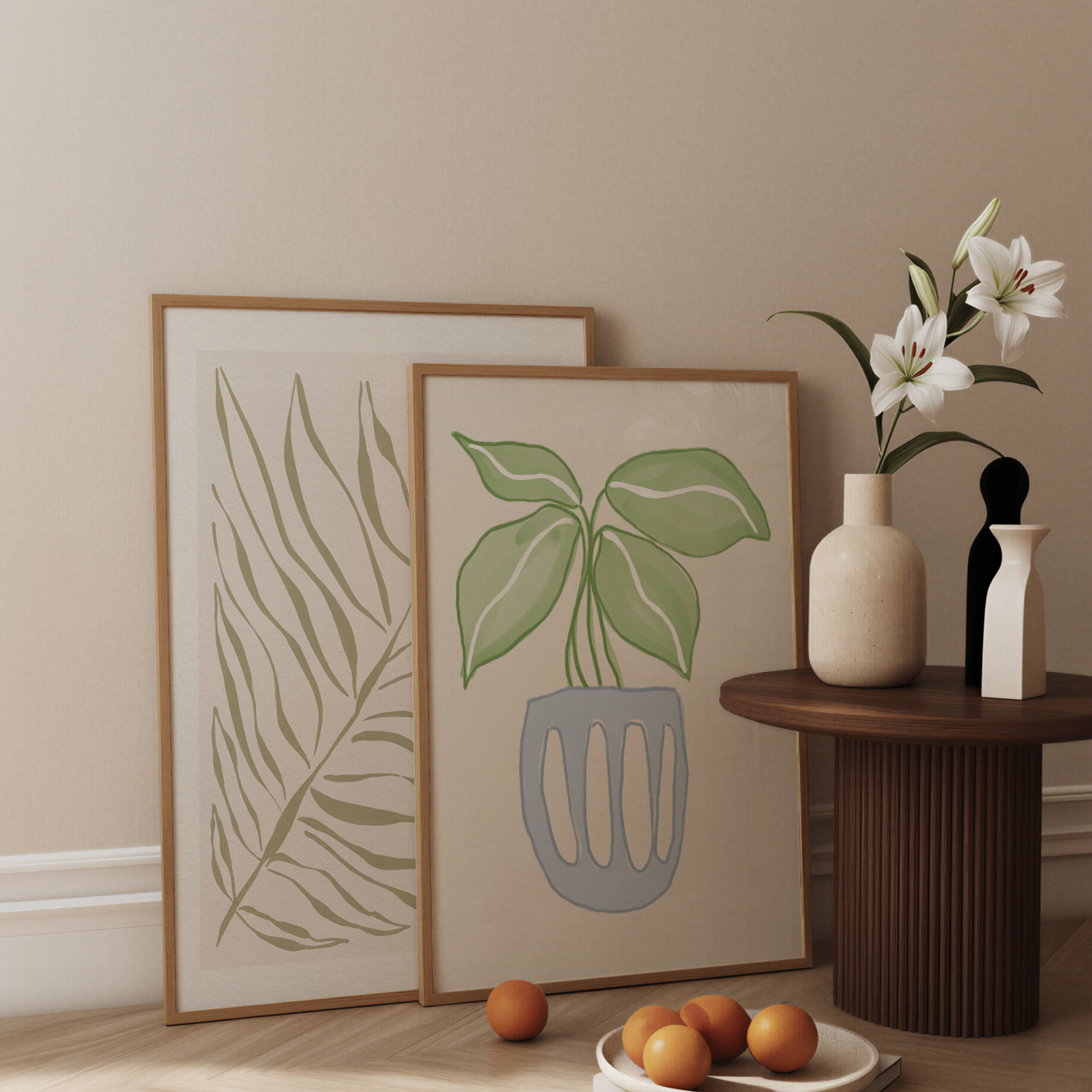 Botanisk Planta-poster på konsolbord tillsammans med palmbladsposter