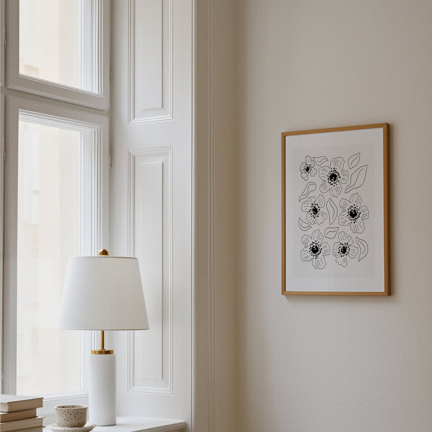 Grafisk vallmoposter upphängd i hall vid fönster med lampa