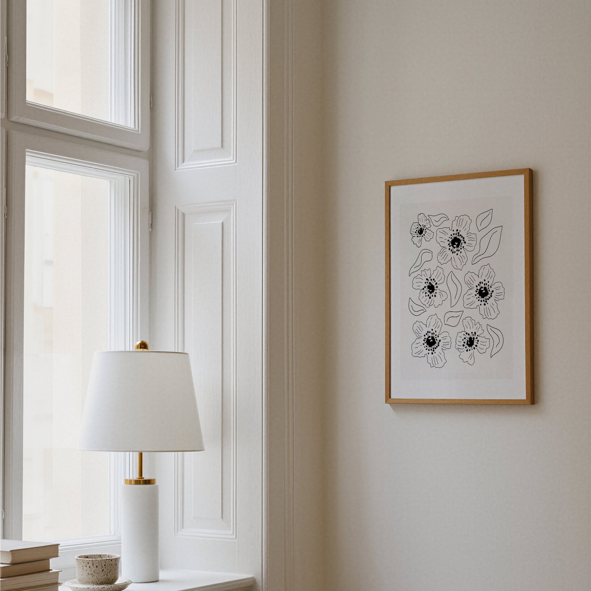 Grafisk vallmoposter upphängd i hall vid fönster med lampa