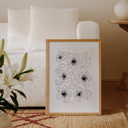 Grafisk vallmoposter i sovrum med liljor