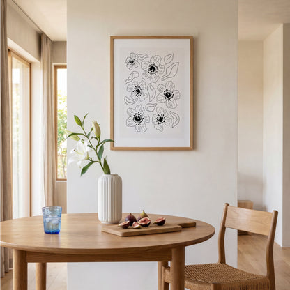 Grafisk vallmoposter i matplats vid runt bord med vas
