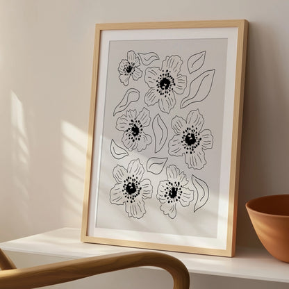 Grafisk vallmoposter på sidobord i solljus