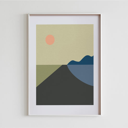 Utforska naturens lugn med Tove Malm – Sunset Blue Mountain Field-poster. Perfekt för modern inredning med jordnära färger och grafisk elegans.