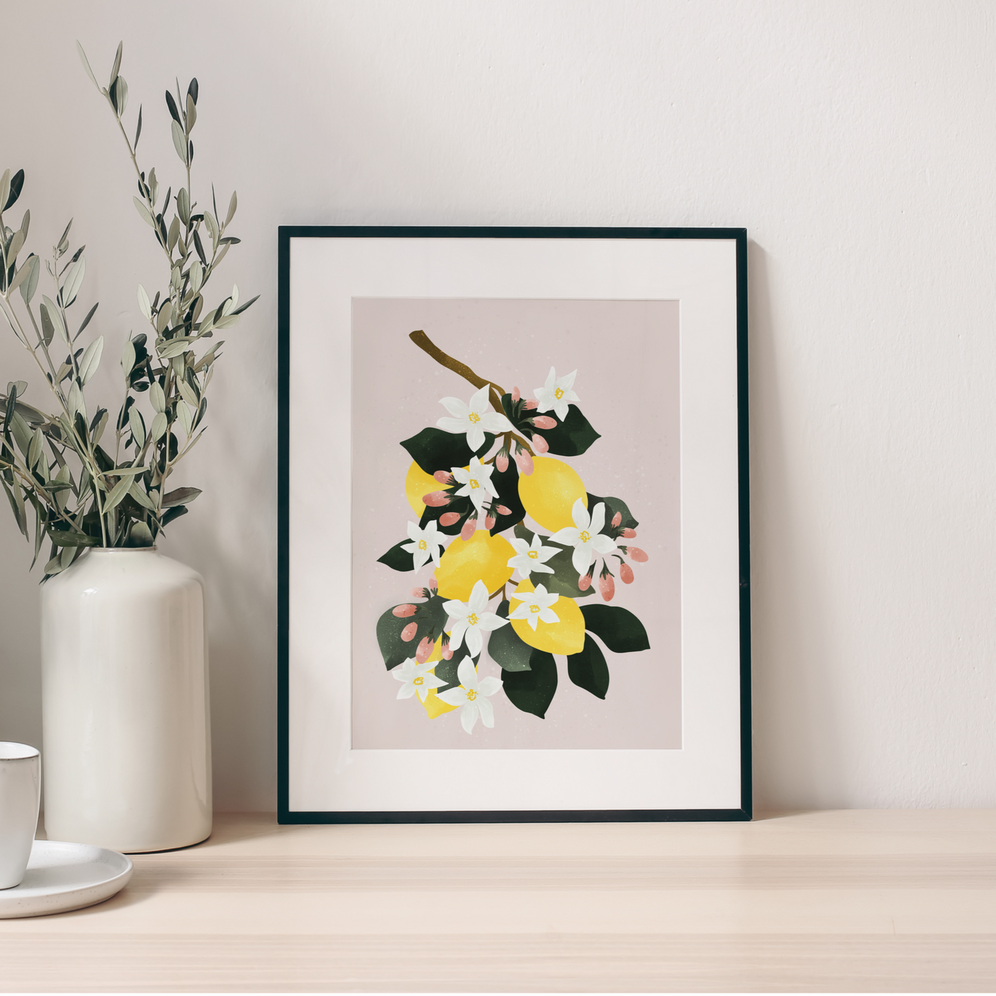 Förgyll ditt hem med en vacker citronposter!  Denna unika poster med citronmotiv ger en fräsch och elegant touch till vardagsrummet, sovrummet, kontoret eller var du än vill skapa en inbjudande atmosfär.. Design Tove Malm, Tove Malm Studio