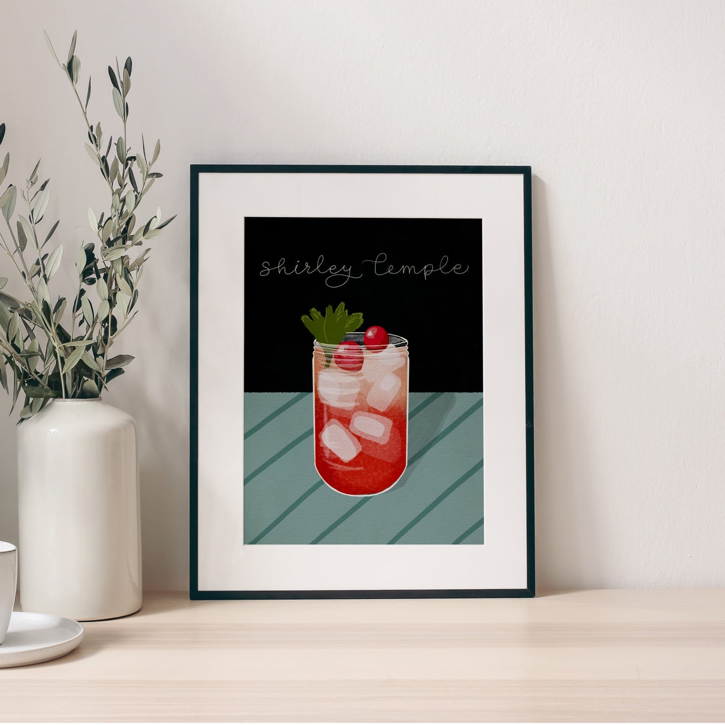 Elegant Poster med Cocktailtema – Illustration av Shirley Temple-drinken, idealisk för en stilfull inredningstrend 2025.