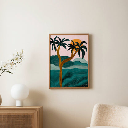 Palmposter i ljus träram uppsatt på vägg ovanför en byrå, med bordslampa och torkade blommor i rummet