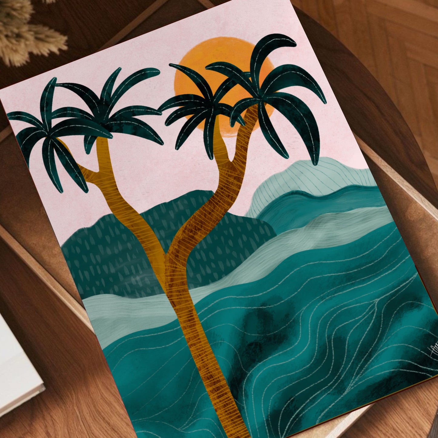 Palmposter i ljus träram fotograferad snett uppifrån, som visar detaljerna i den tropiska illustrationen