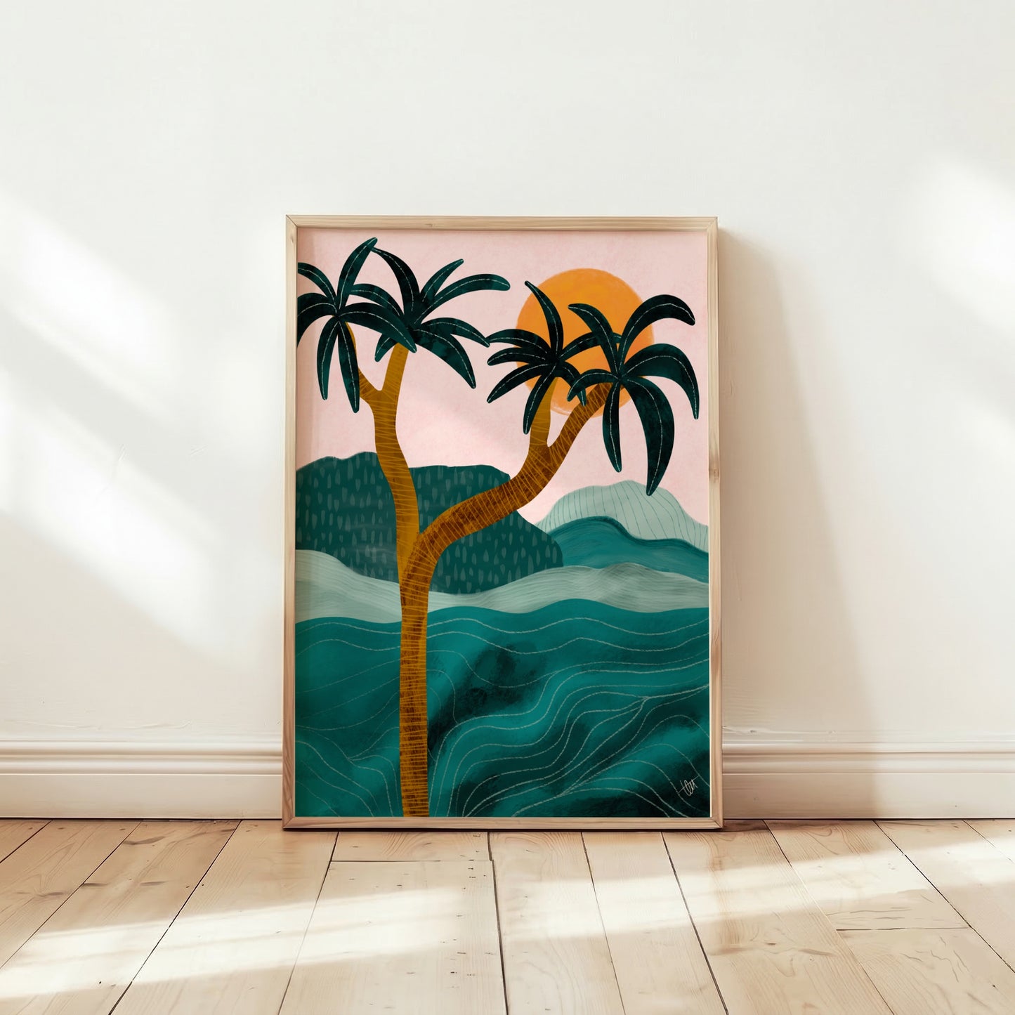 Palmposter i ljus träram lutad mot en vägg i ett solbelyst rum, med mjukt skuggspel över det ljusa trägolvet