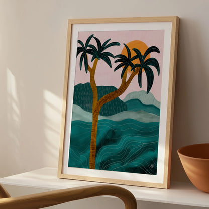 Palmposter i ljus träram placerad på en stol bredvid en flätad korg, för en avslappnad känsla i rummet
