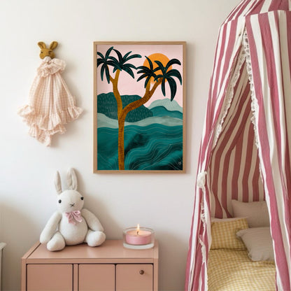 Palmposter i ljus träram upphängd på vägg i ett barnrum med randiga gardiner och lekfulla detaljer