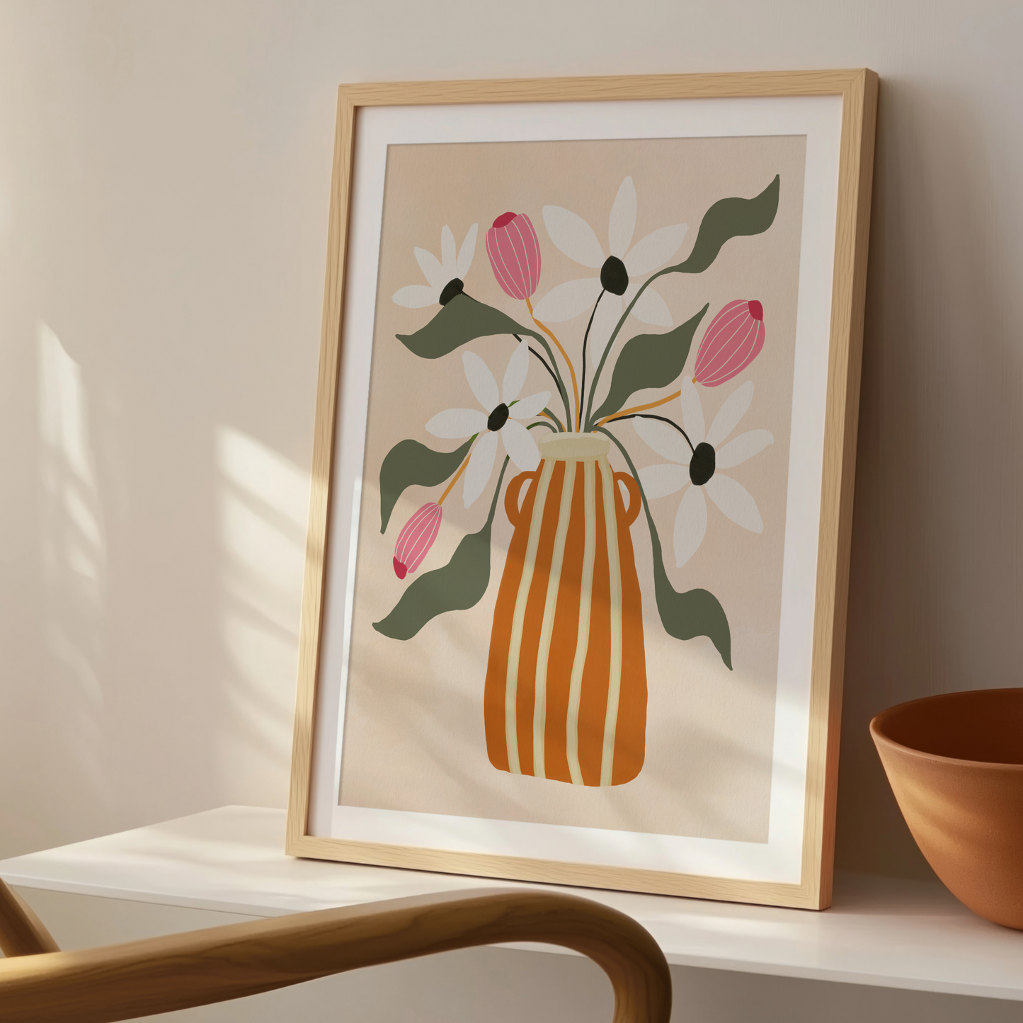 Inramad gouacheposter med vas och blommor, på bord med skål