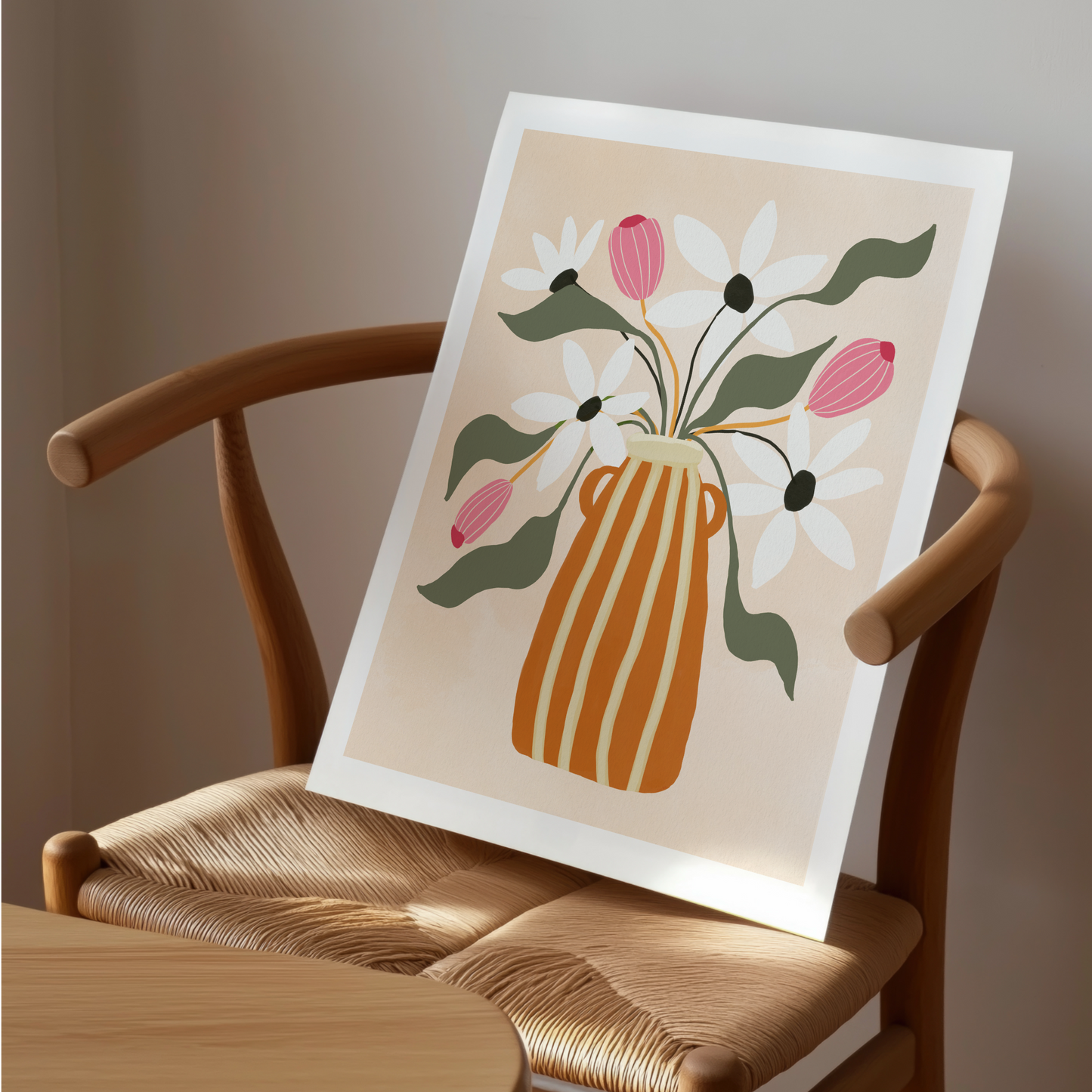Gouacheposter med vas och blommor, inramad och placerad på flätad stol