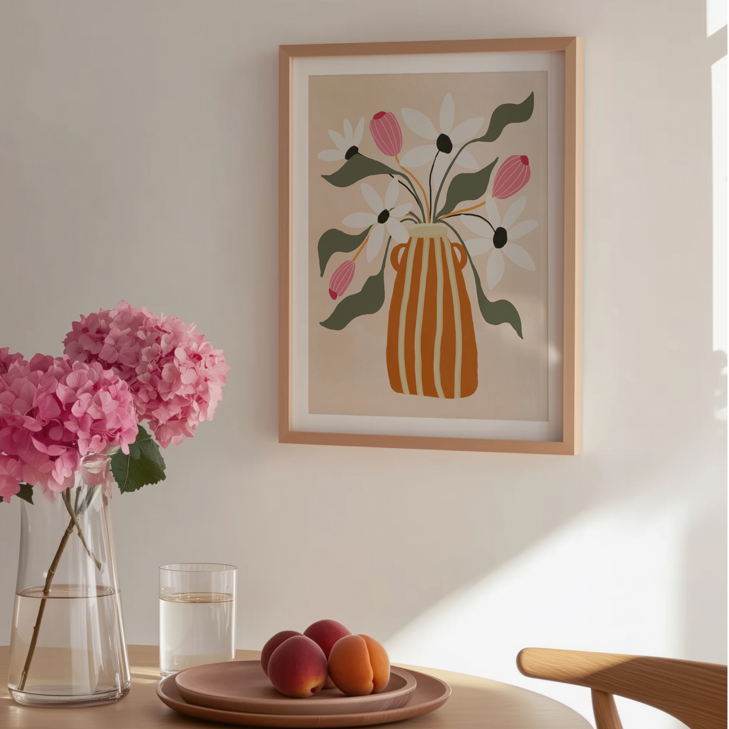 Gouacheposter med vas och blommor, upphängd ovanför matbord
