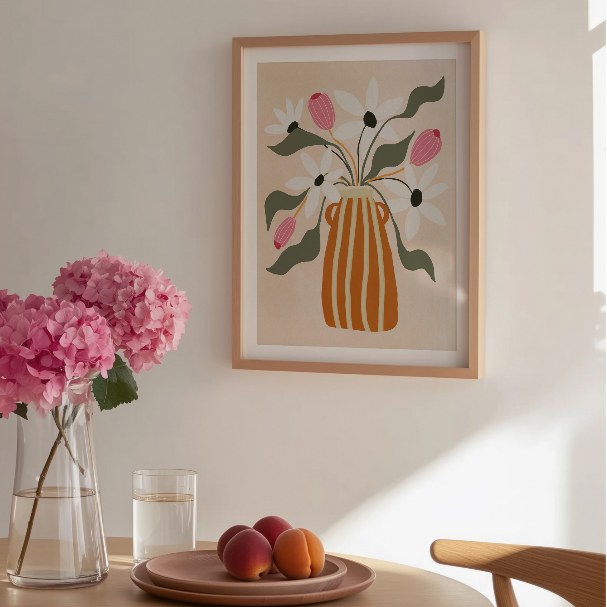 Gouacheposter med vas och blommor, upphängd ovanför matbord