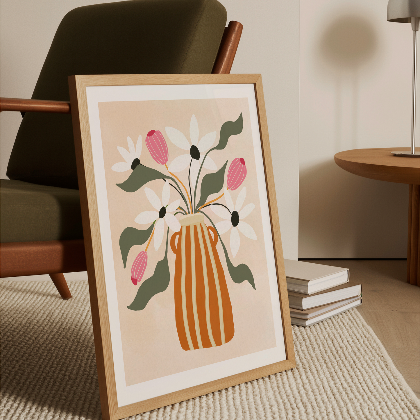 Inramad gouacheposter med vas och blommor, lutad mot mörkgrön fåtölj