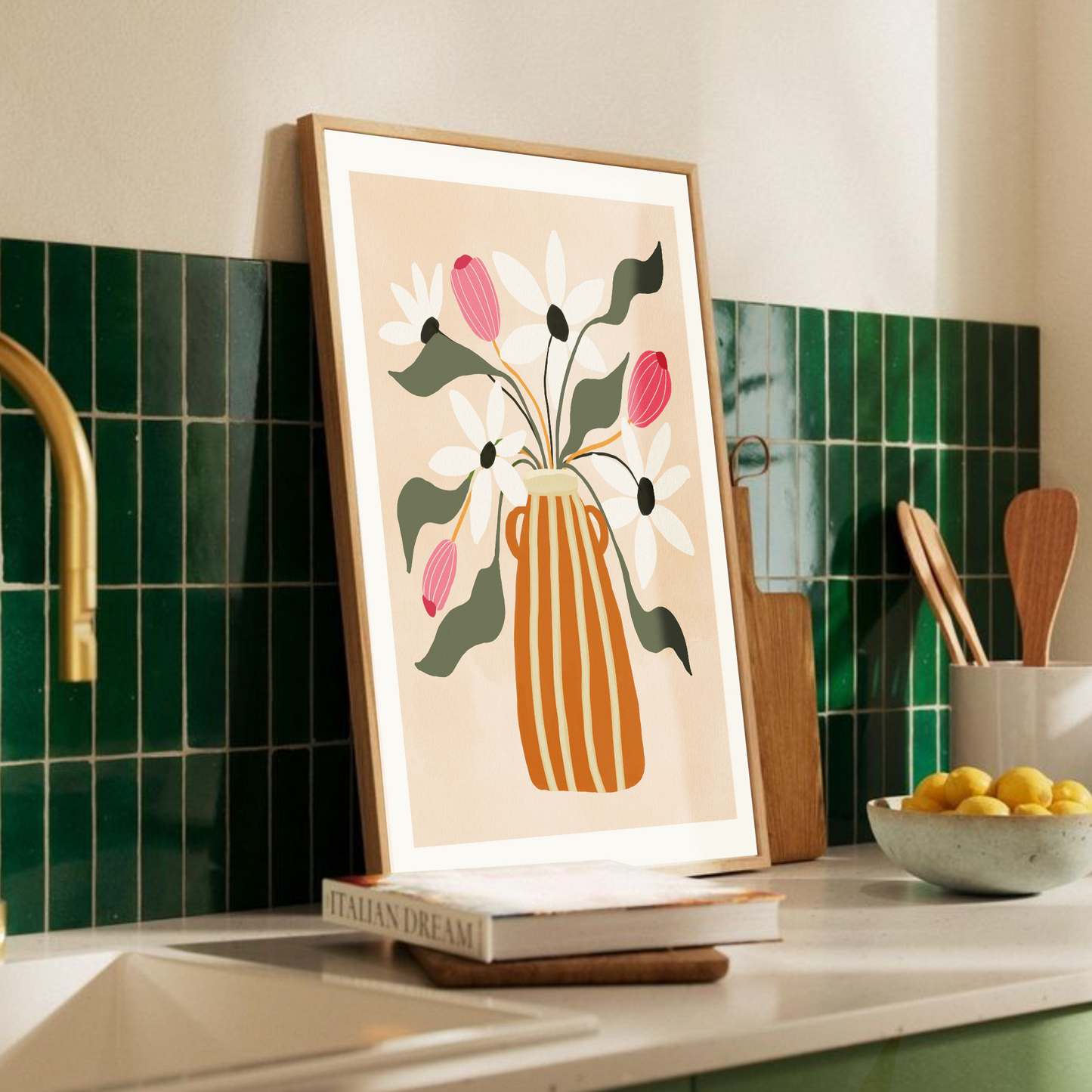 Gouacheposter med vas och blommor, placerad vid köksbänk med grönt kakel