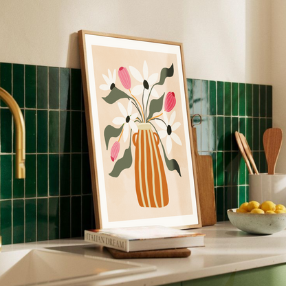 Gouacheposter med vas och blommor, placerad vid köksbänk med grönt kakel