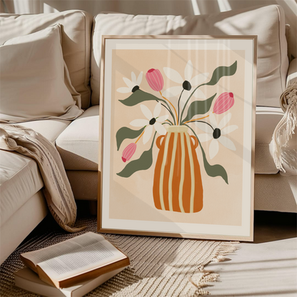 Inramad gouacheposter med vas och blommor, i soffa med kuddar och pläd