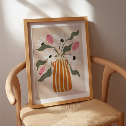 Gouacheposter med vas och blommor, upphängd i varmt kvällsljus